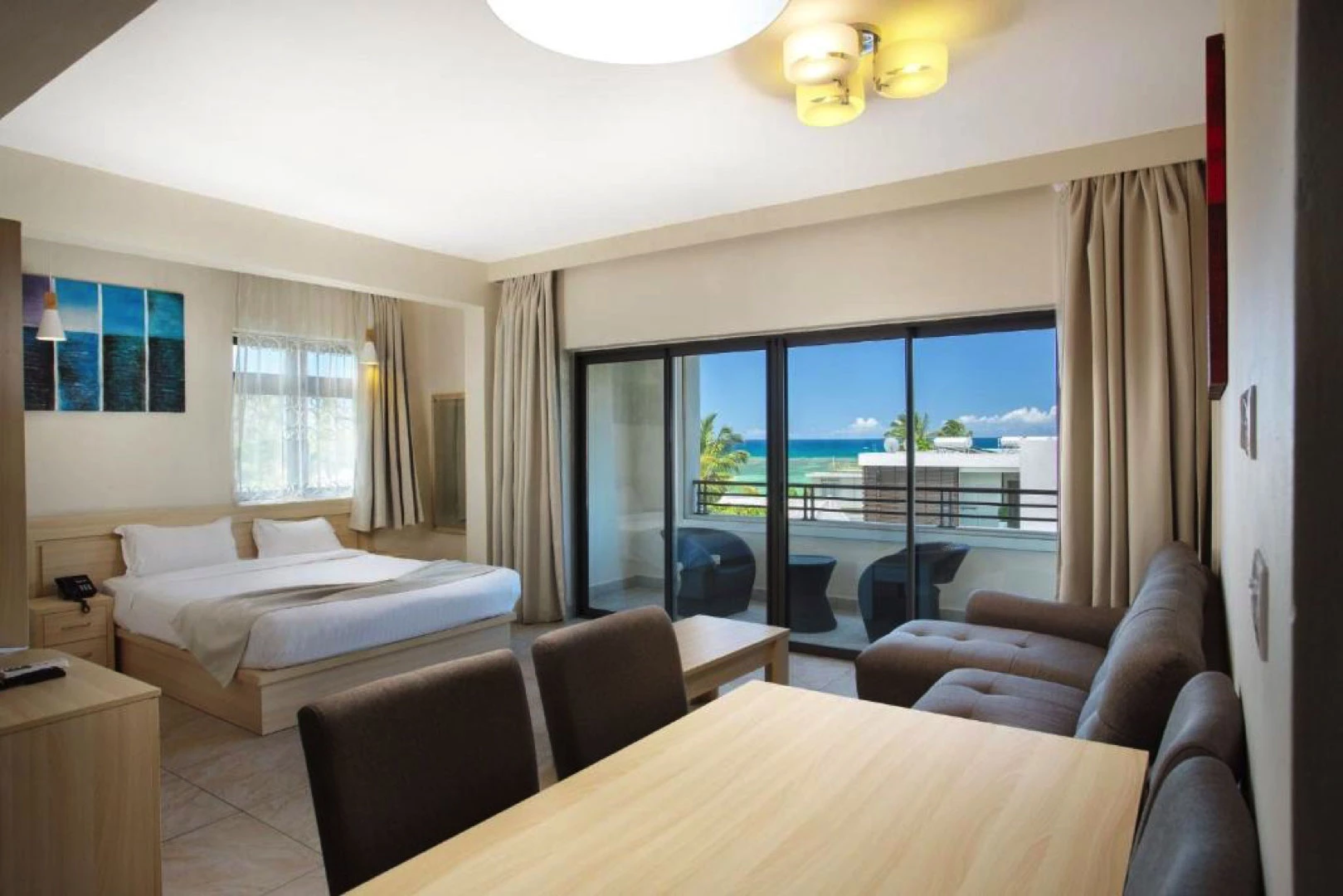 Bright apartment with living area and sea-view balcony at Residence Potosi