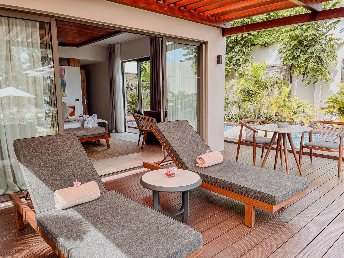 Private sun loungers on the terrace of the Deluxe Villa at Wonders Beach with direct access to the pool