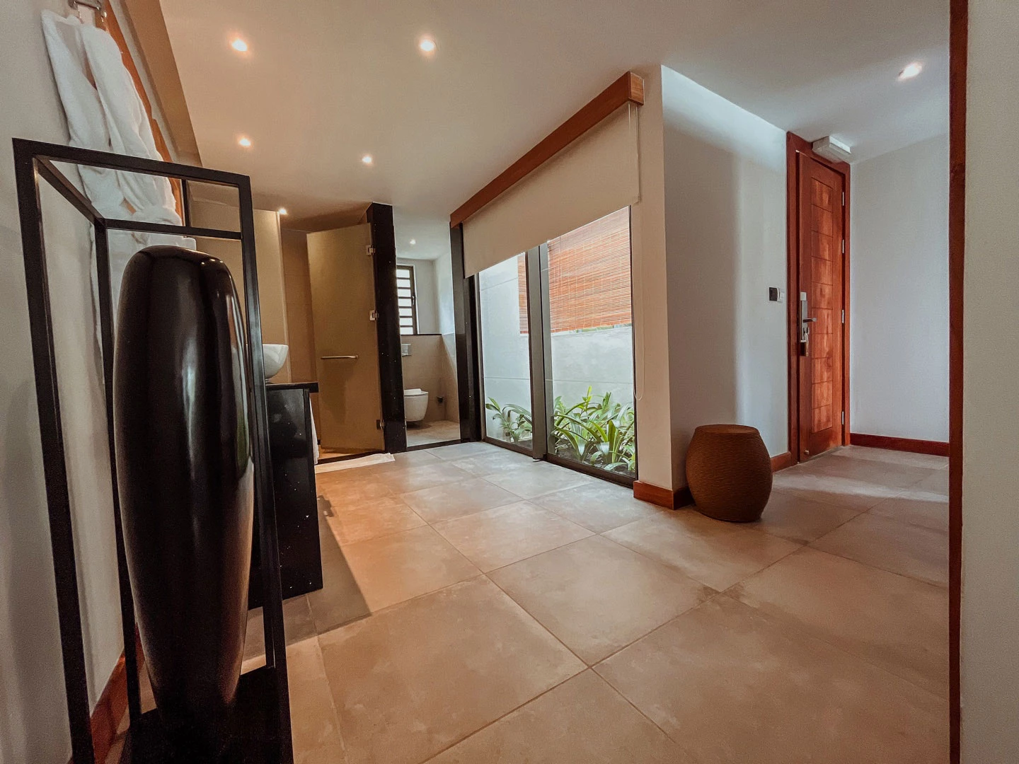 deluxe-villa-pool-bathroom.webp